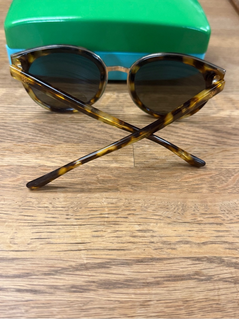 Tory Burch Tortoiseshell Frame Polarized Sunglasses - Brown and Black Pattern - Picture 7 of 8